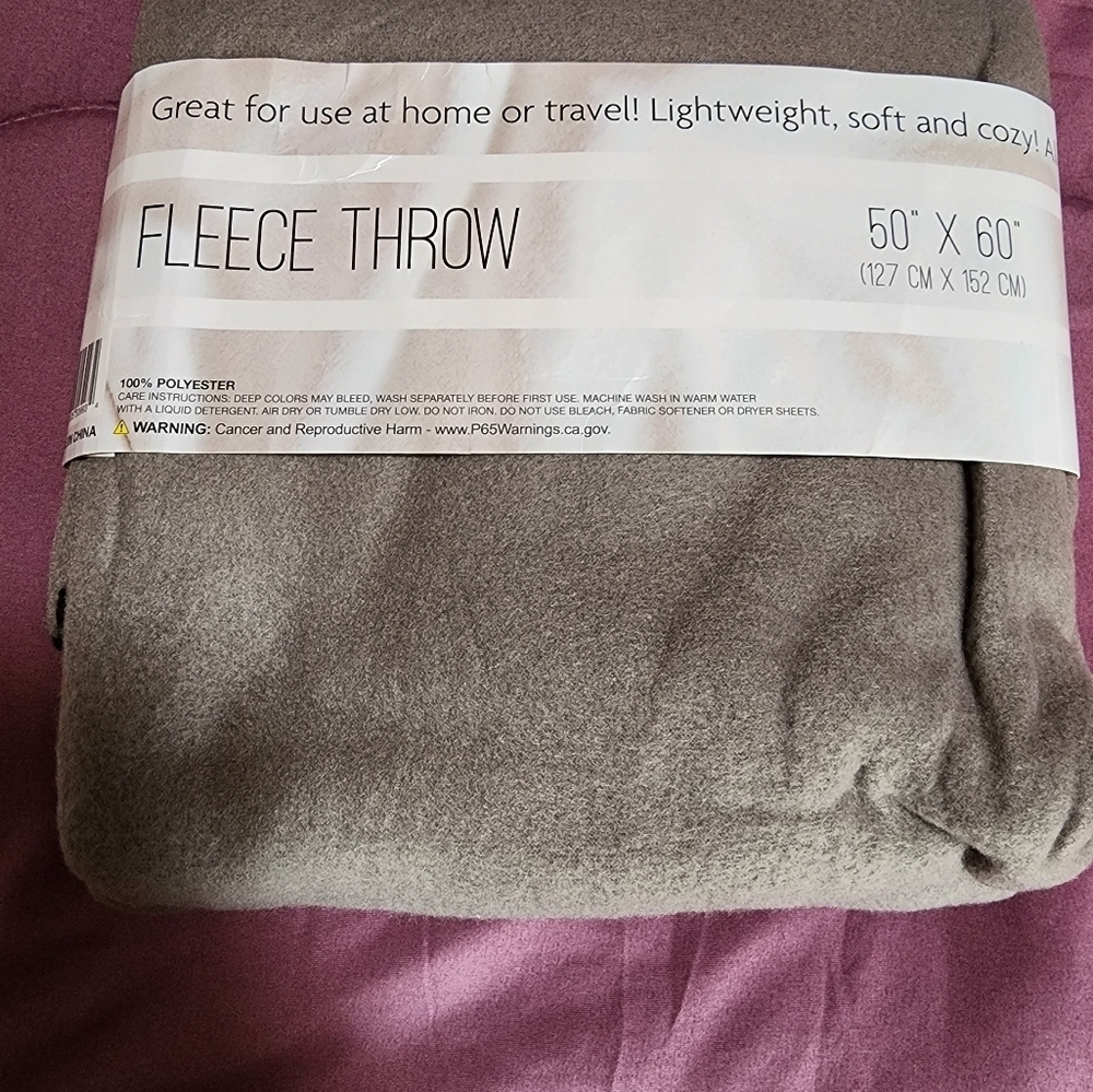 cozy 50" x 60" fleece throw blanket - Picture 2 of 3